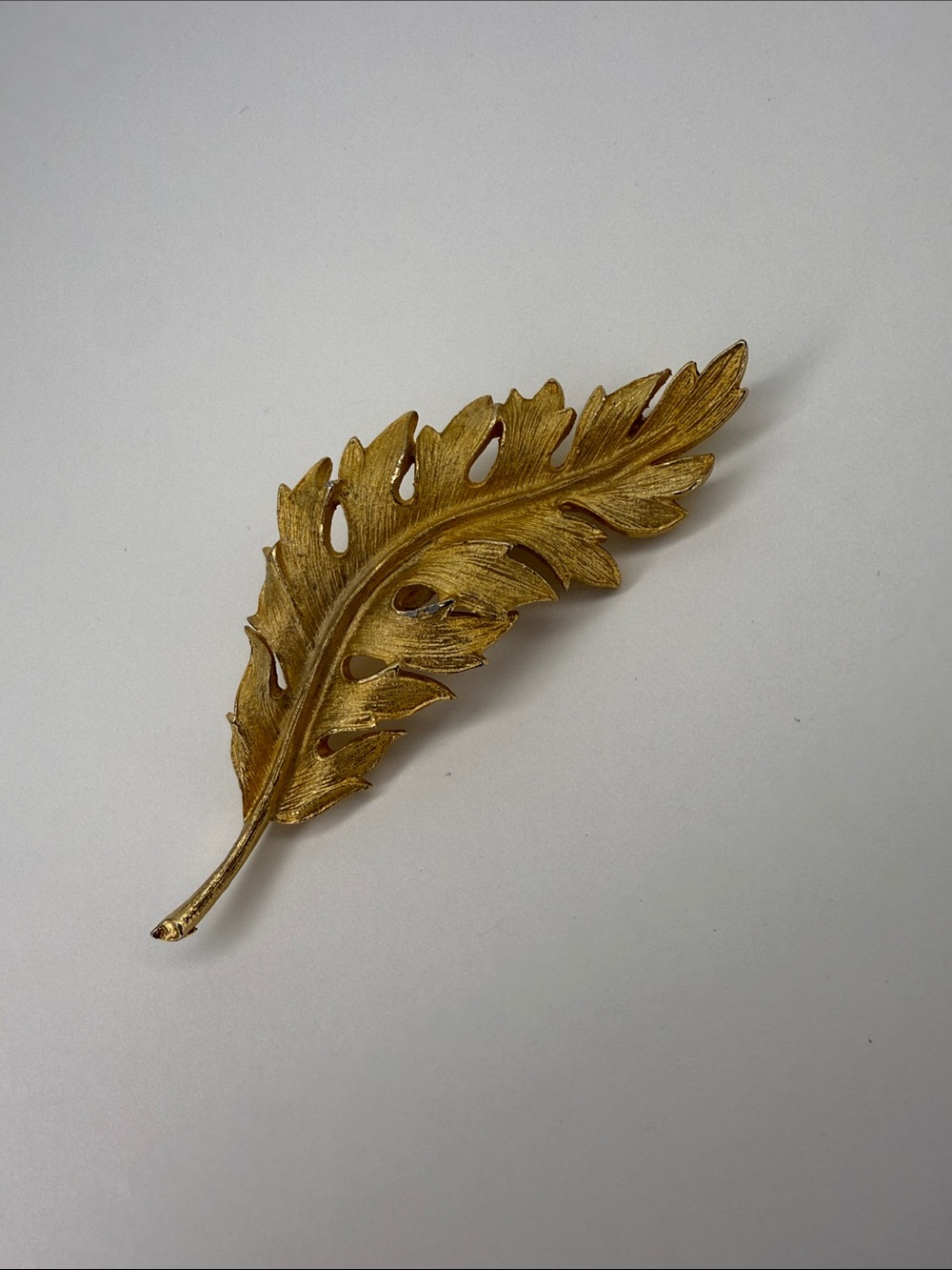 Signed CORO 1961 Vintage Gold Tone Feather Leaf Nature Brooch Pin